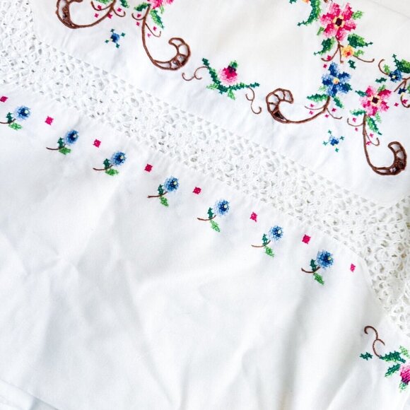 Vintage Antique Cross Stich Embroidered Crochet Large Tablecloth - Picture 6 of 11